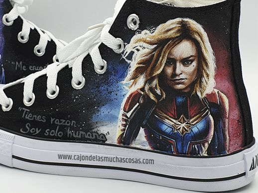Zapatillas pintadas a mano inspiradas en Capitana Marvel