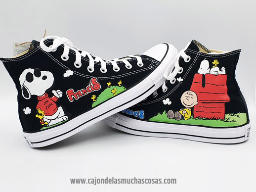 Zapatillas inspiradas en Snoopy pintadas a mano