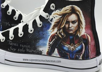 Zapatillas inspiradas en Capitana Marvel pintadas a mano