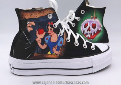 Zapatillas inspiradas en Blancanieves pintadas a mano