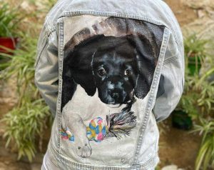 cazadora pintada a mano de un perro