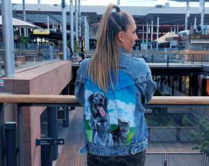 cazadora pintada a mano de un perro y un gato