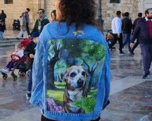 cazadora pintada a mano de un perro